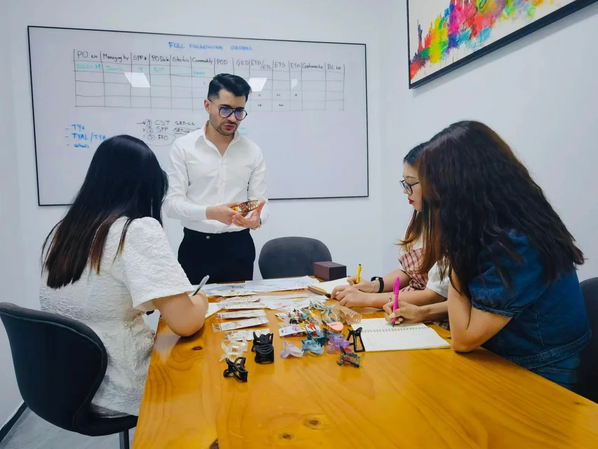 El equipo de Grupo Oceanic en operación en la oficina de Yiwu